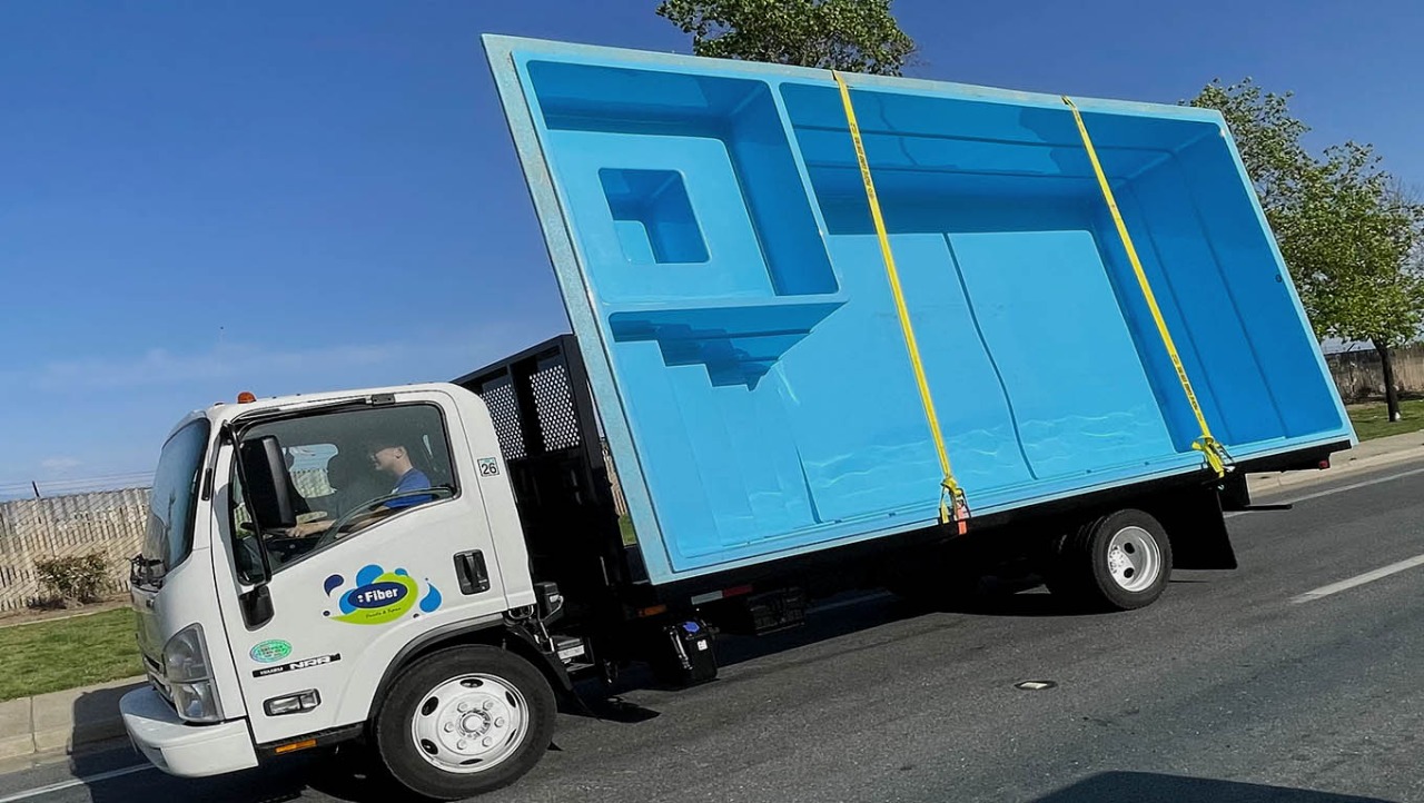 Swimmingpool Truck Delivery