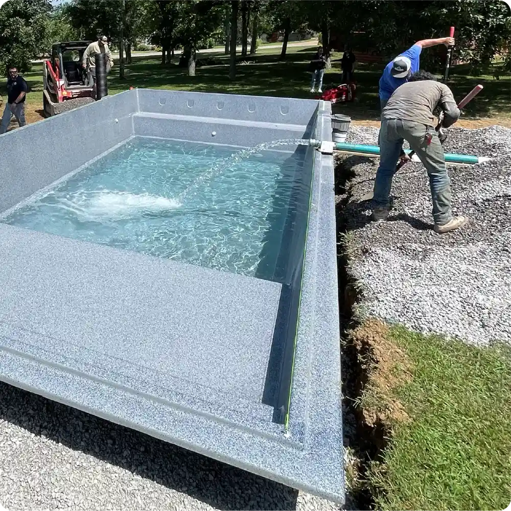 Simultaneous filling and compaction of a Granita™ Fiber pool