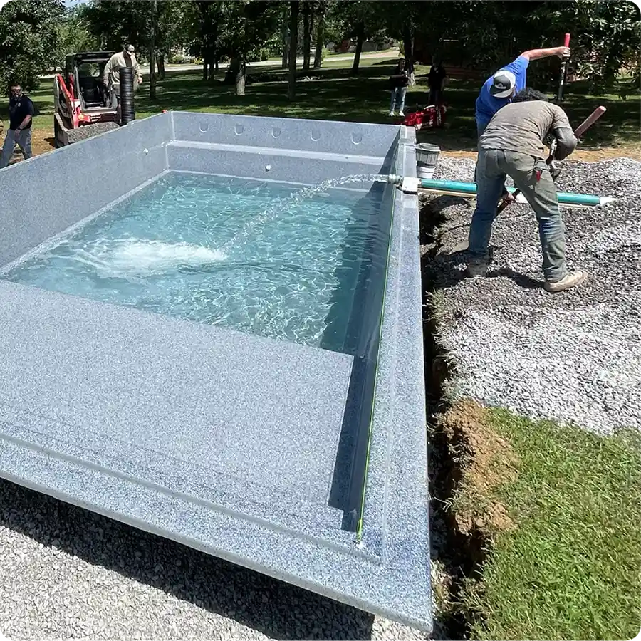 Simultaneous filling and compaction of a Granita™ Fiber pool